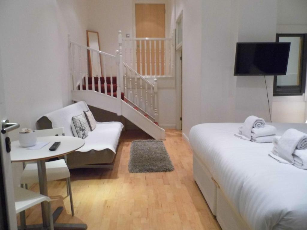 Albert Bridge Apartment